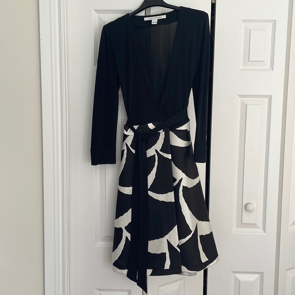 Diane Von Furstenberg ( DVF ) size 2 midi wrap dress